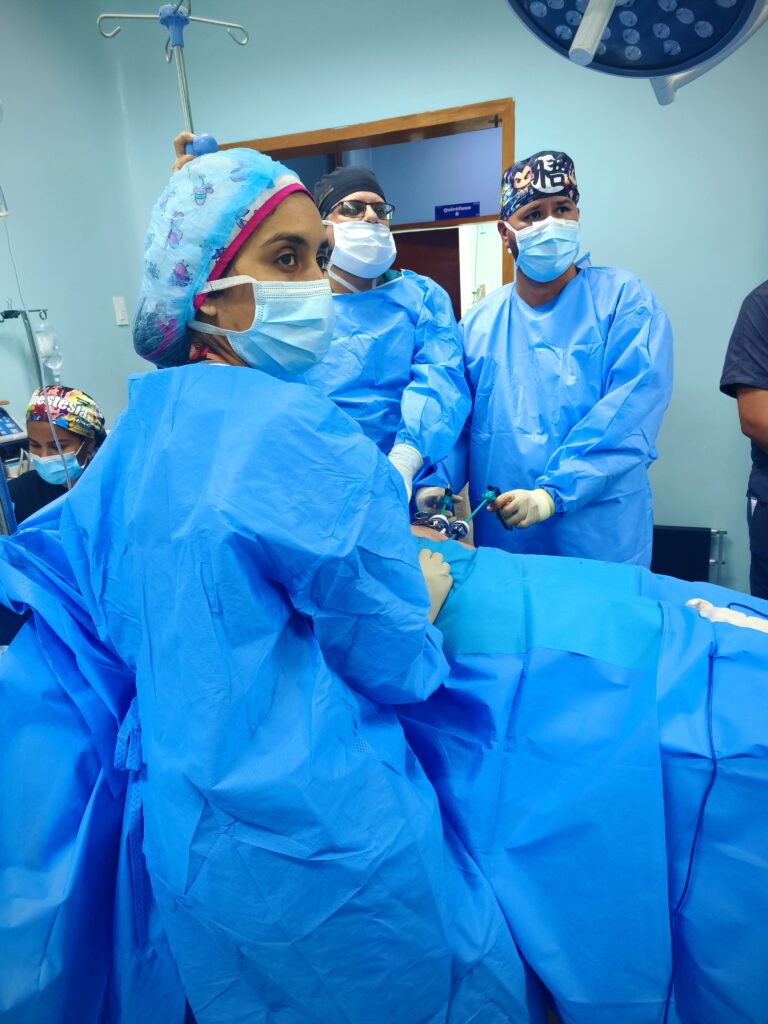 Doctor José Miguel González cirujano general especialista en cirugía laparoscopica avanzada. Haciendo una cirugía de emergencia por vía laparoscopica 