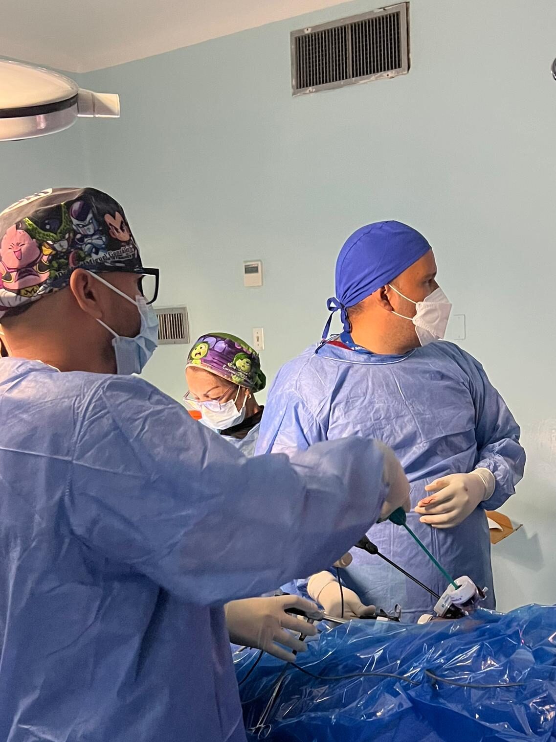 Dr José Miguel González realizando una cirugía de vesícula por laparoscopia para tratar cálculos en la vesícula 